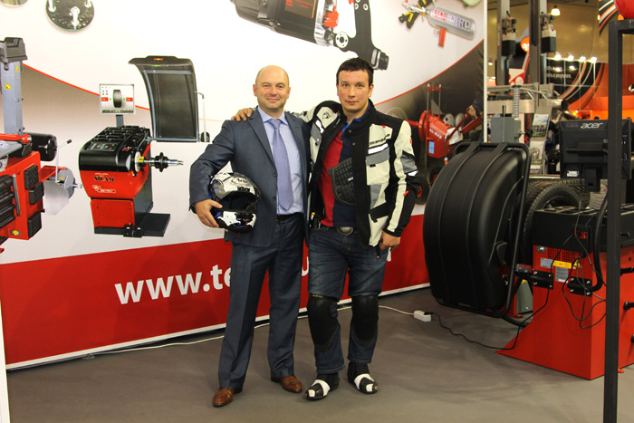 Оборудование и материалы для шиномонтажа TECH-RUSSIA на выставке ИНТЕРАВТО 2013 в выставочном комплексе КРОКУС-ЭКСПО МОСКВА.