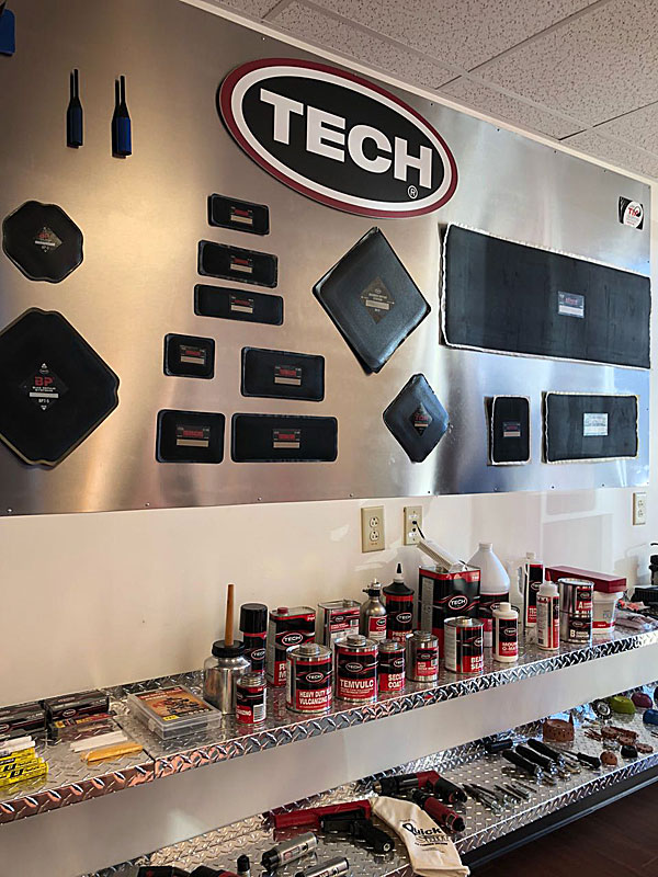 Стенд с образцами продуктов TECH International