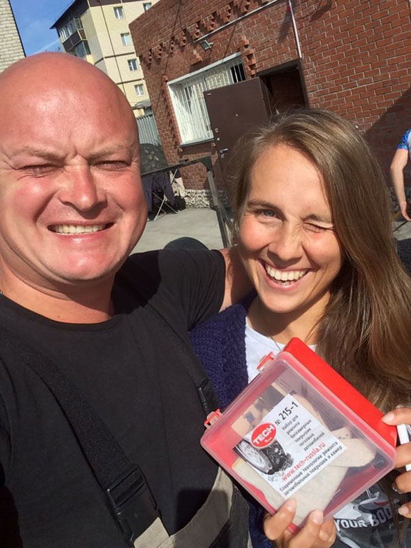 Чемпионка мира по зимнему кайтингу Мила Полявкова с аптечкой для ремонта проколов шин TECH арт. 215-1 Чемпионка мира по зимнему кайтингу Мила Полявкова с аптечкой для ремонта проколов шин TECH арт. 215-1