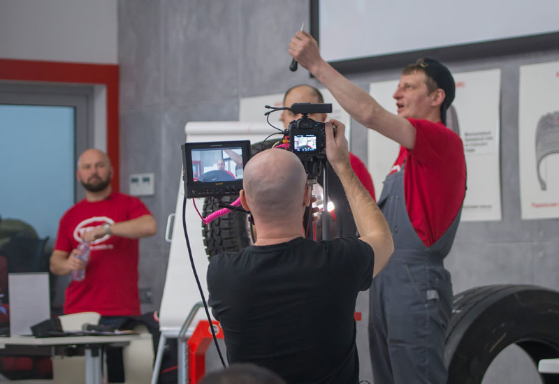 На семинаре по ремонту покрышек и камер материалами TECH на практике разбираются вопросы из аудитории На семинаре по ремонту покрышек и камер материалами TECH на практике разбираются вопросы из аудитории