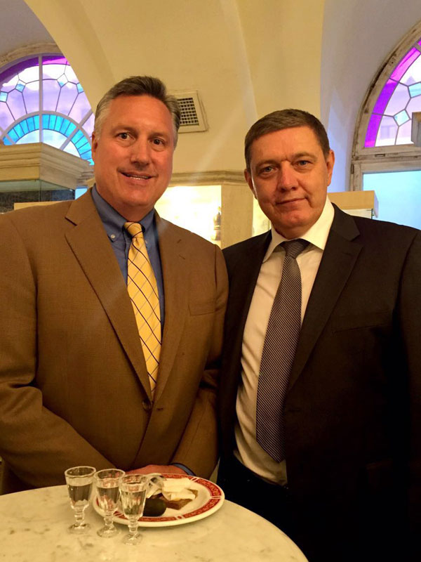 Президент компании TECH-INTERNATIONAL Майкл Мюррей и президент компании ДЮКОН Юрий Дмитриев