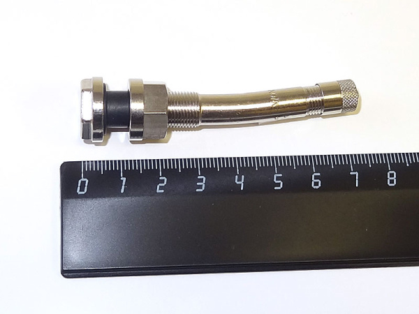 Металлический угловой вентиль для б/к легкосплавных дисков грузовых автомобилей и автобусов, диаметр отверстия в диске 9.7 мм, длина 69 мм, угол 7 градусов